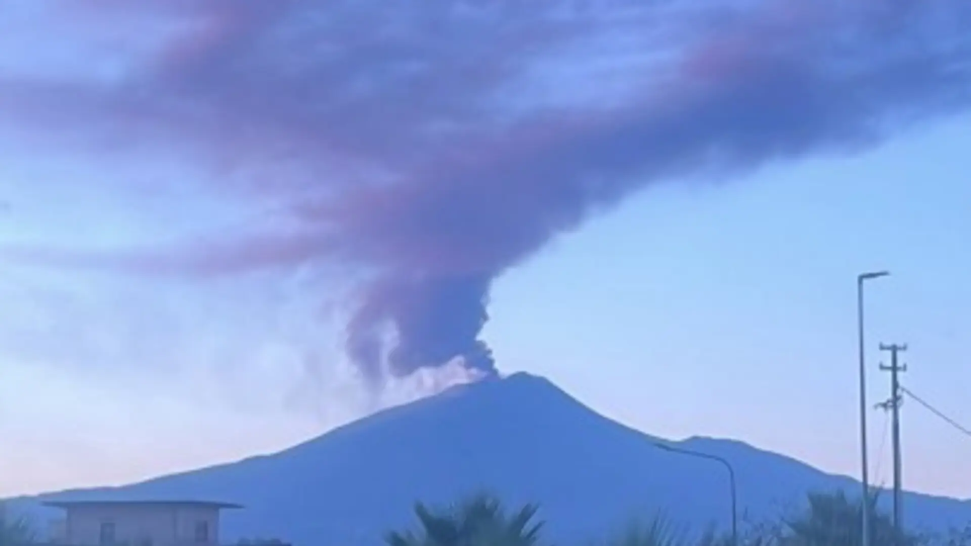  La erupción del Etna deja atrapada a una sevillana en Catania: "Era un caos" 