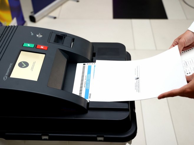 	Šmit nameće BiH glasačke mašine koje su zabranjene u većini zemalja, pa i u njegovoj Nemačkoj