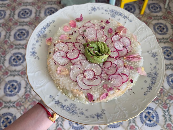 Suši torta: enostaven način za vse, ki obožujemo suši, a se nam ga ne ljubi pripravljati