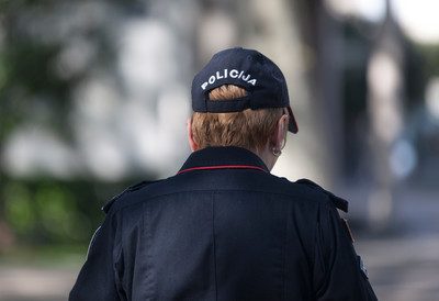 Velika akcija policije u Ulcinju: Beograđanka (37) uhapšena na jednoj od najpoznatijih plaža, hitno zaplenjena sva ilegalna roba - ''pali'' i državljani BiH