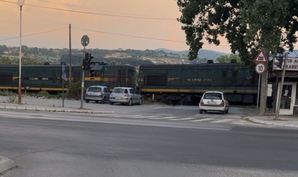 RUSKI RULET NA PRUGAMA u Kragujevcu: Sve češće vozovi prolaze, a rampe podignute (VIDEO)