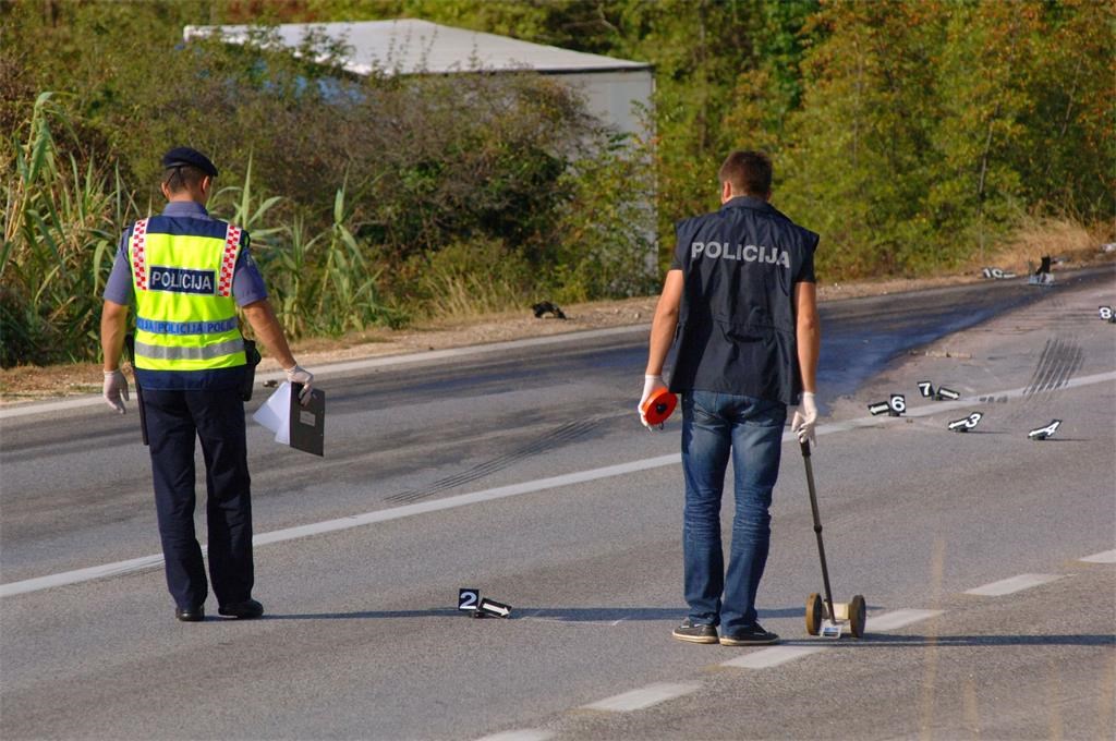 Teško ozlijeđen vozač nakon slijetanja kamiona kod Siska