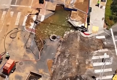(VIDEO) Sve počelo jednim pucnjem pa nastao horor: Ogromna bujica nosila sve pred sobom, voda progutala kuće, lokale i automobile - dramatični snimci sve zabeležili