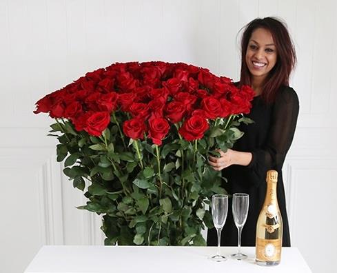 Dostava od 20 hiljada ruža vraćena: Ceo ulaz zatrpan cvećem, a njoj se nije dopao gest