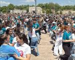 Mladost i emocije preplavile centar Niša: Više od hiljadu maturanata plesalo kadril i kolo na Trgu kralja Milana