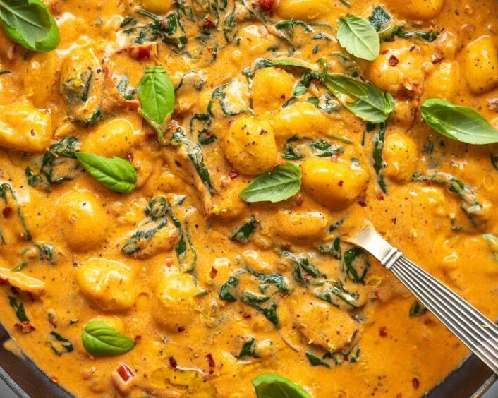 Njoke u grčkom jogurtu: Kremast ručak iz jednog tiganja koji se sprema za 30 minuta