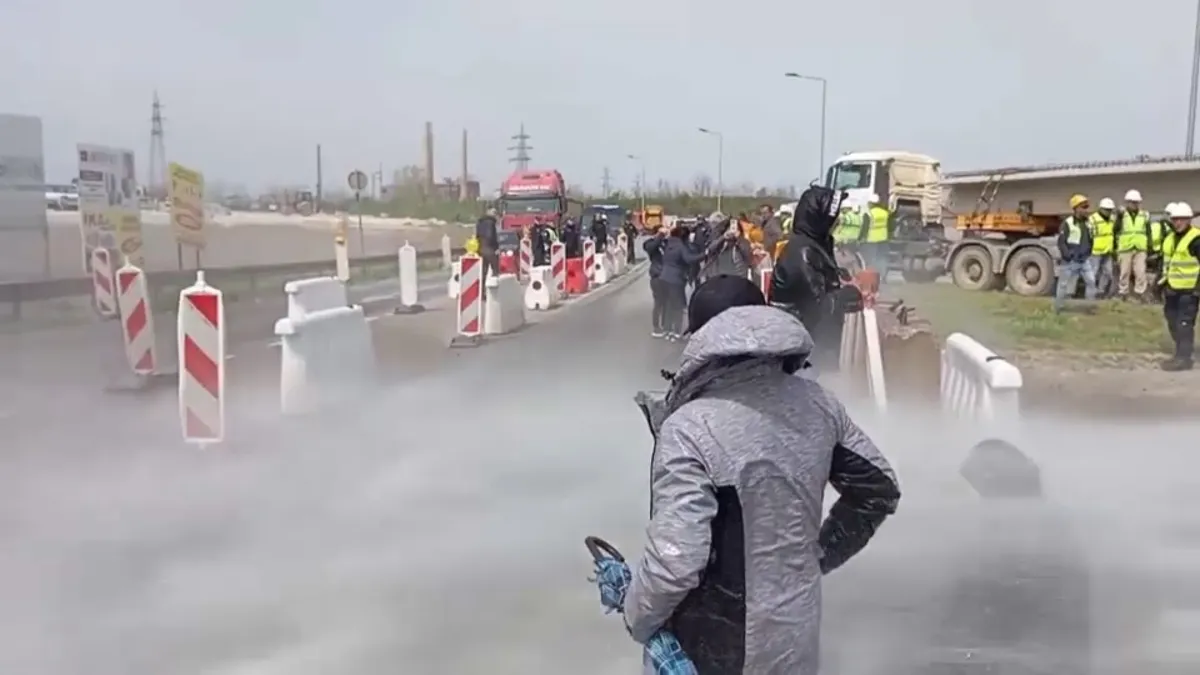 Umesto obeštećenja - mlaz vode: Građane u Ratini polivali tokom protesta, ima i povređenih - reakcije nadležnih nema