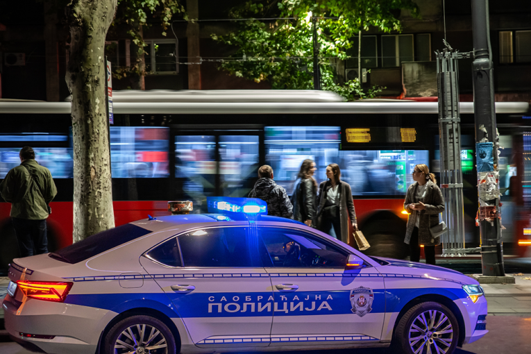Haos u Beočinu: Muškarac napao policajca - u automobilu pronađen nož