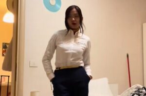 Stjuardesata pokaža što nosi pod uniformata, luѓeto padnaa vo trans: „Kako možeš da go napraviš toa?“ (video)