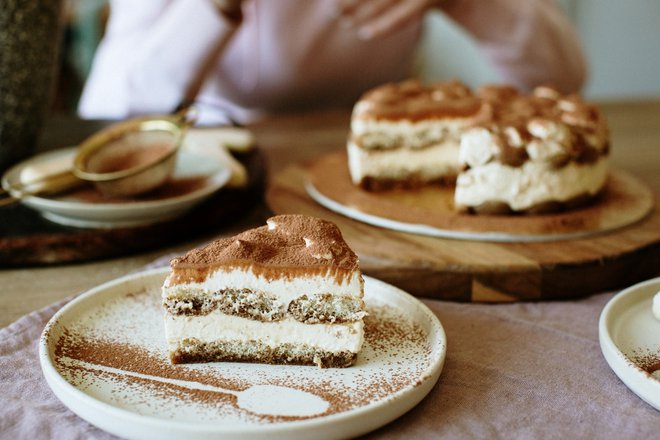 Torta tiramisu kot iz slaščičarne: preprost recept za vrhunski rezultat (VIDEO)