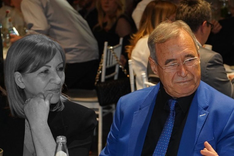 TUGA ODJEKUJE LEŠĆEM NA SAHRANI SUPRUGE ČEDE MARKOVIĆA: Estrada se u suzama oprašta od voljene Ljilje!