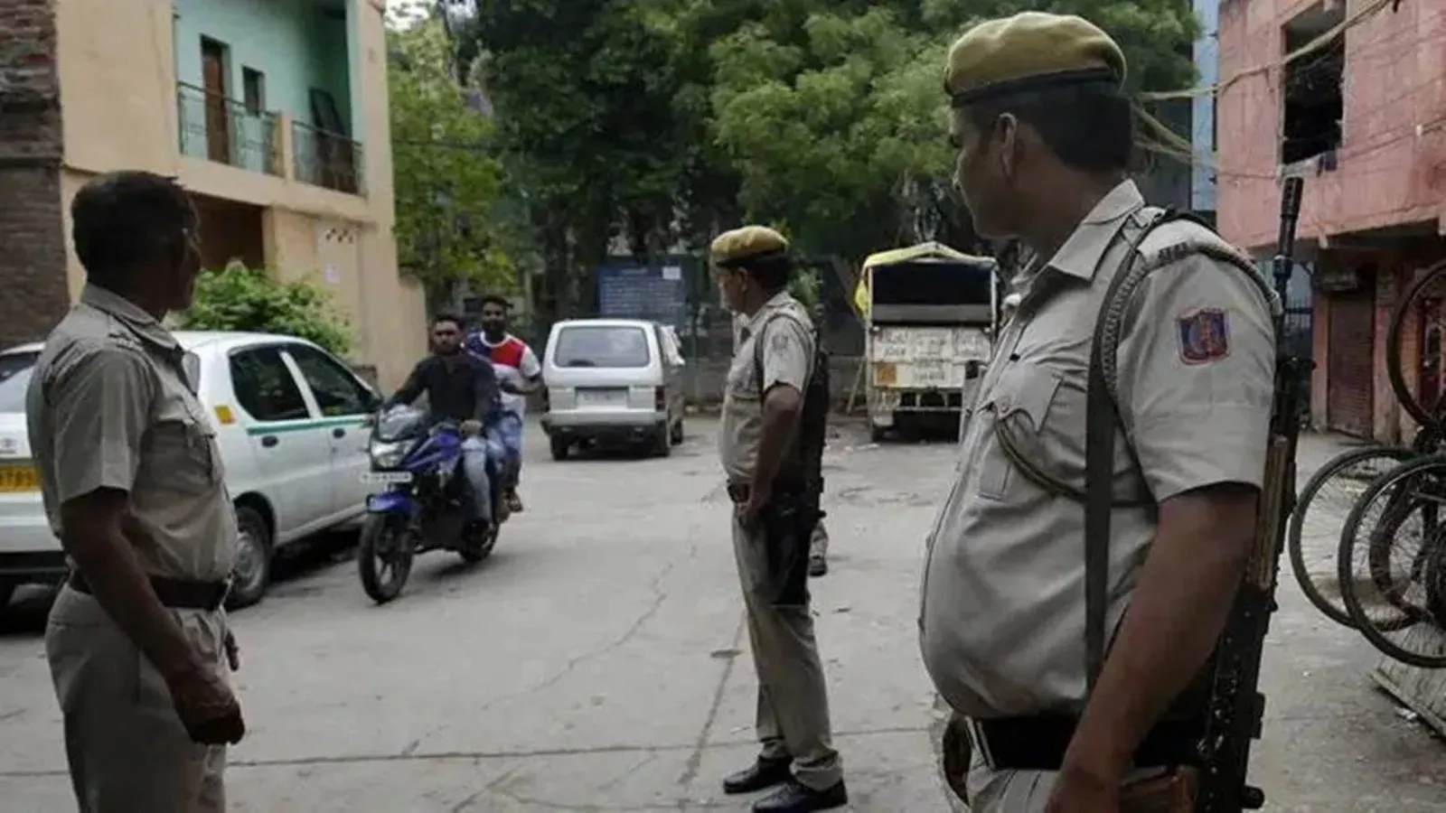 Chain-snatching suspect collapses at Surat court, dies; kin allege torture