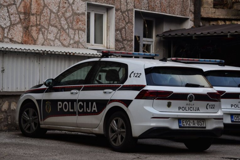 PAJSEROM BRUTALNO UBIO OCA, PA TETKU ŠIPKOM UDARAO PO GLAVI! Krvavi zločin u garaži porodične kuće: Muškarac tada sam pozvao policiju!