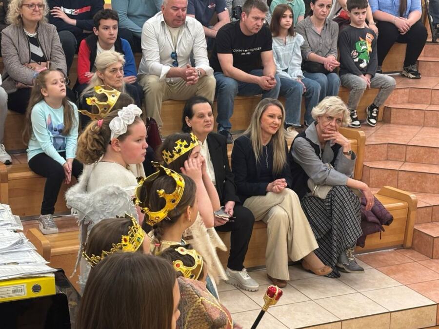 Dijaspora ne zaboravlja Srbiju: U Kruševcu održana uskršnja akcija darivanja dece u crkvi Lazarica (FOTO)