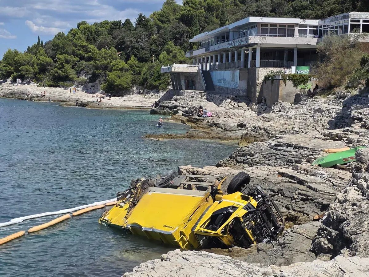 FOTO, VIDEO / Kamion otklizao u more na pulskoj plaži. Vozač iskočio iz kabine u zadnji tren, kupači se bacali u more