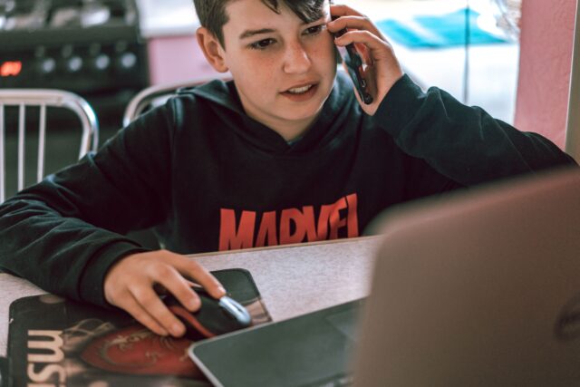 MUP upozorava mlade – sve veći broj internet prevara i digitalnog nasilja