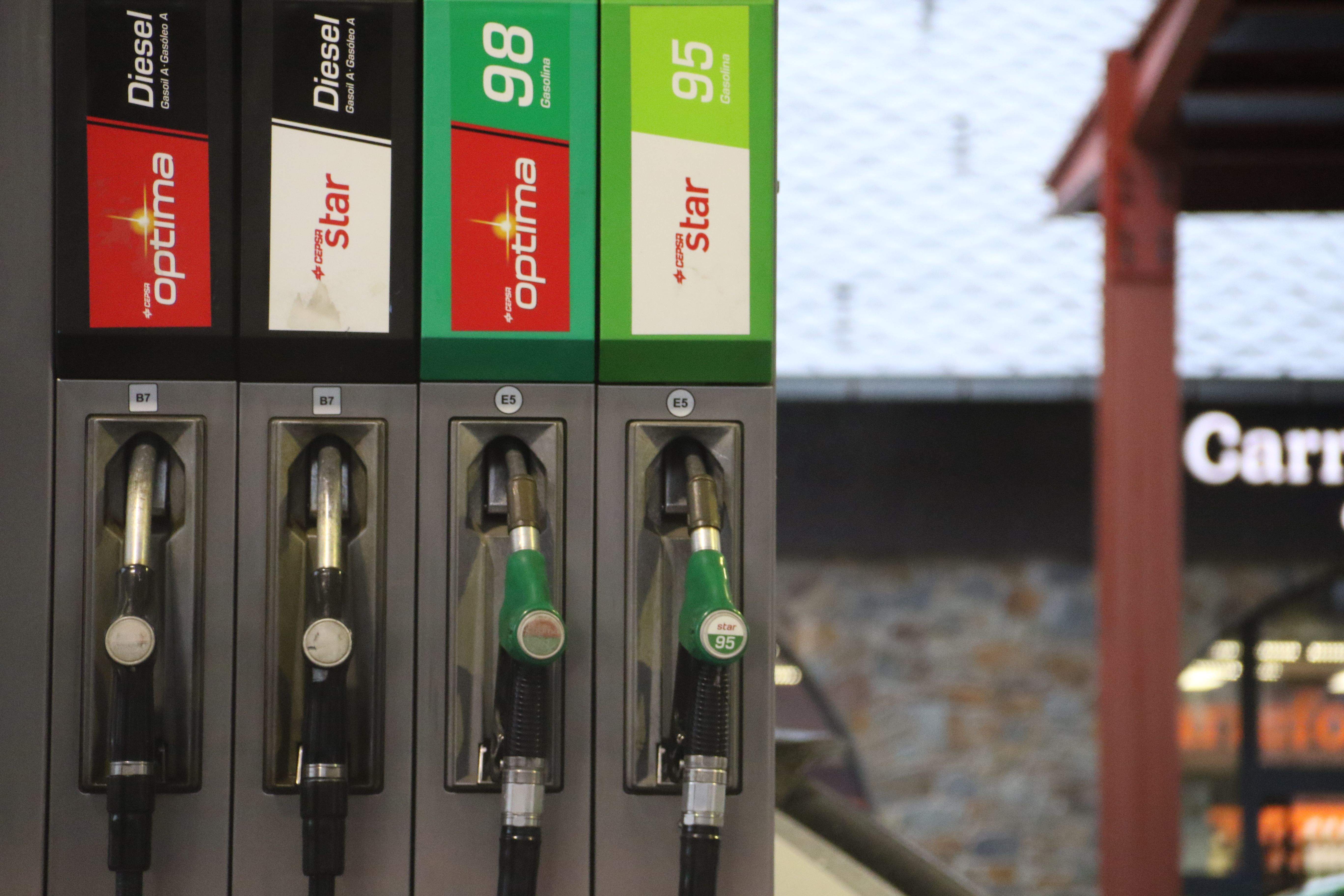 Les benzineres donen per fet un estiu amb el diferencial de preu perdut amb Espanya