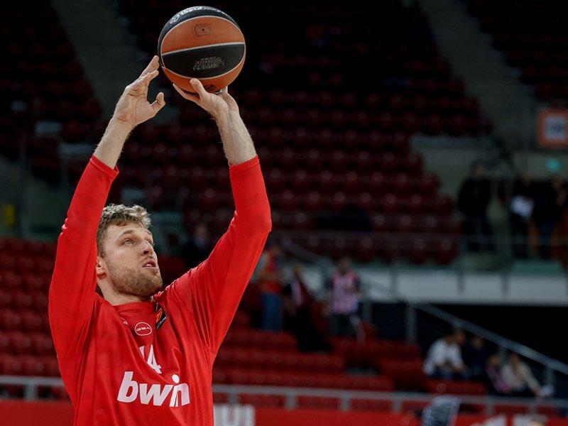 Везенков и "Олимпиакос" непобедени в Гърция