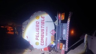 Potosí: una persona muere tras el vuelque de un carro cisterna con diésel 