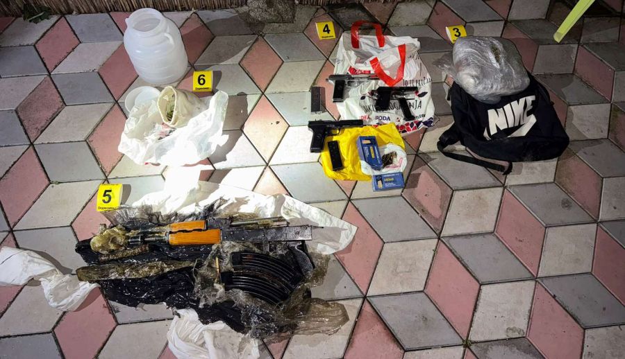Uhapšen trojac, zaplenjeni droga, oružje i novac