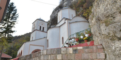 Čudo koje se dešava samo na Đurđevdan! Iz stene manastira Gornjak teku "suze" svetitelja