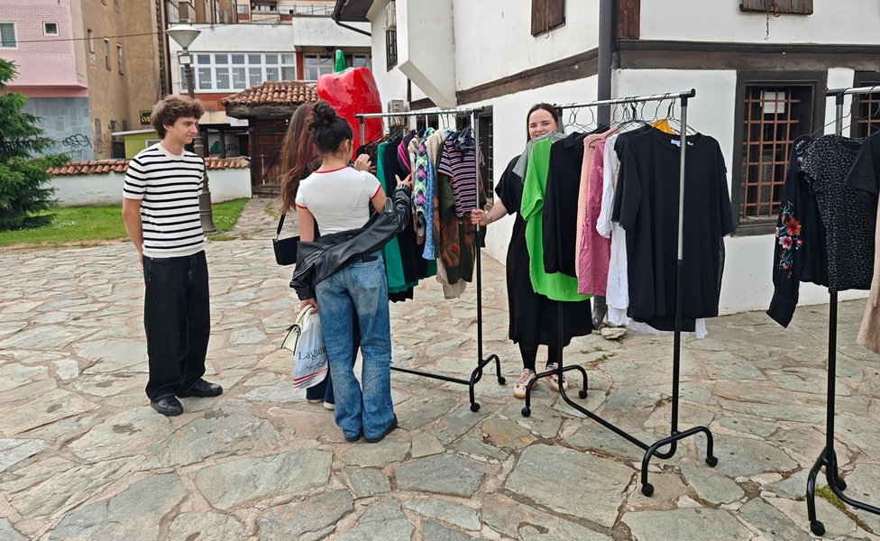 Leskovčani imaju veliko srce – Sedam džakova garderobe za žrtve nasilja i podrška školi u Donjoj Jajini