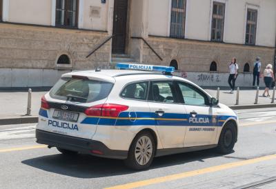Naoružan šetao ulicom, pa napao policajca: Užas u komšiluku, muškarac (56) hitno prevezen u bolnicu
