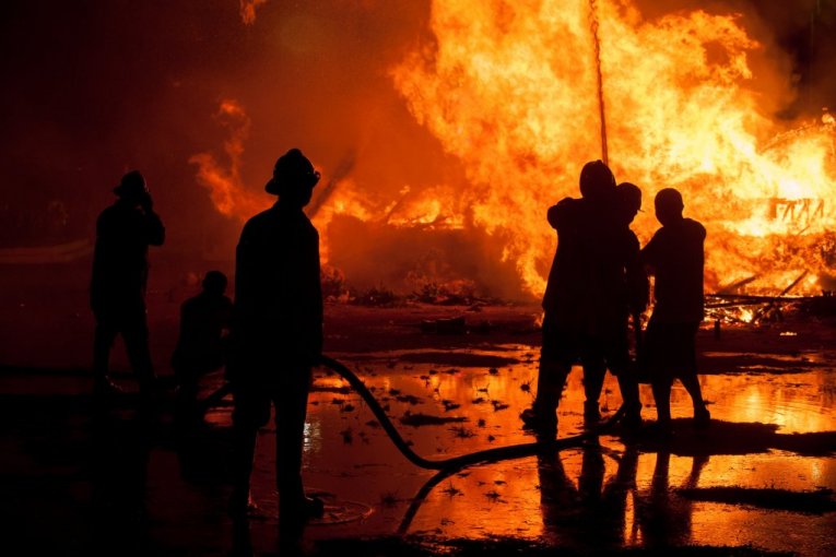 UŽAS U ZEMLJI! Izbio POŽAR u smeštaju za beskućnike, POVREĐENO devet osoba, među njima i DECA - VATRENU STIHIJU gasilo više od 90 vatrogasaca!