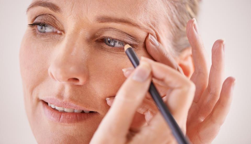 Ovo je najveća greška u šminkanju posle 40. godine: Ističe bore, a lice izgleda umornije