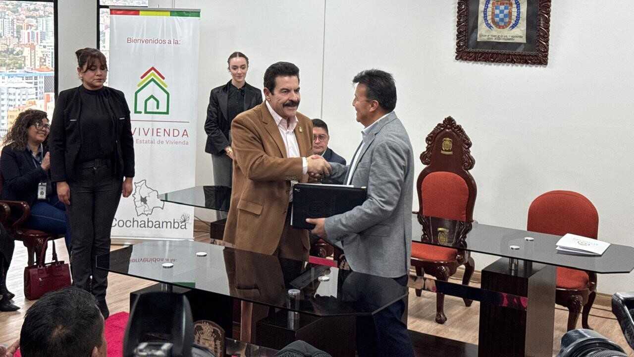 Alcaldía y AEVivienda firman convenio para reubicar a familias de zonas inestables