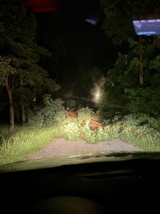 FOTO Nevrijeme u Donjem Podotočju: – drvo palo nasred ceste