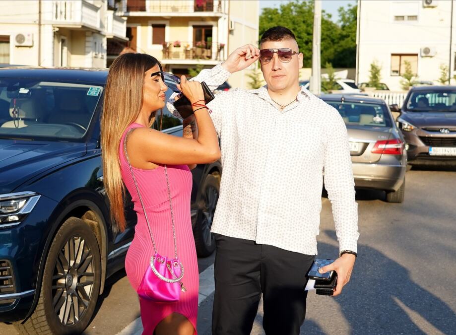 Čuveni pevač javno je prevario ženu, njegovi roditelji podržali ljubavnicu, a snaju nisu podnosili: Zaljubio se u udatu ženu s kojom je dobio sina i skrasio se