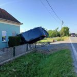 Pijana vozačica (29) uletjela automobilom u dvorište: Porušila ogradu, zabila se u kuću pa se okrenula na bok