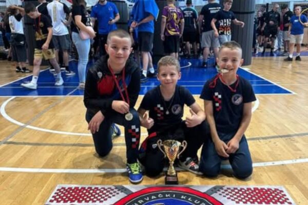 Braća Bišćan osvojila zlato u Gospiću: Hrvački klub Virovitica najbolji među početnicima