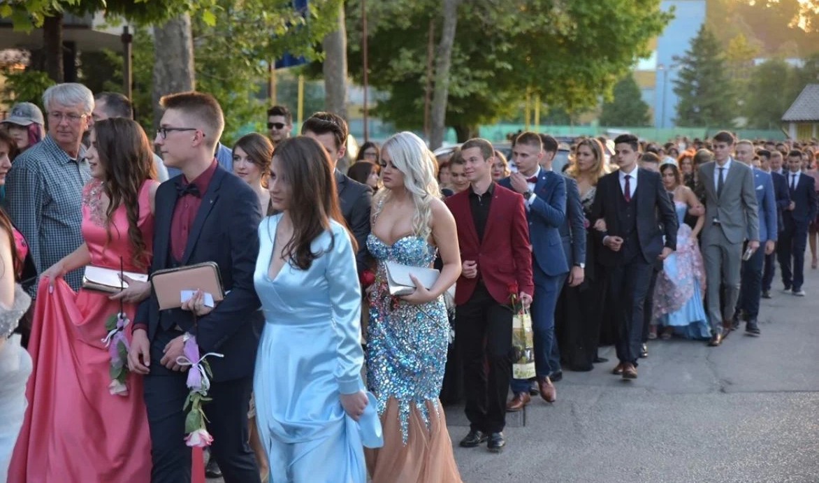 Maturantima iz ovog grada po 300KM pomoći