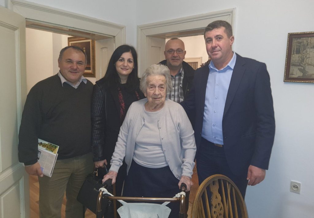 Narodna biblioteka Vlasotince: Olga Nešić (98) poklonila 200 knjiga iz svoje biblioteke!