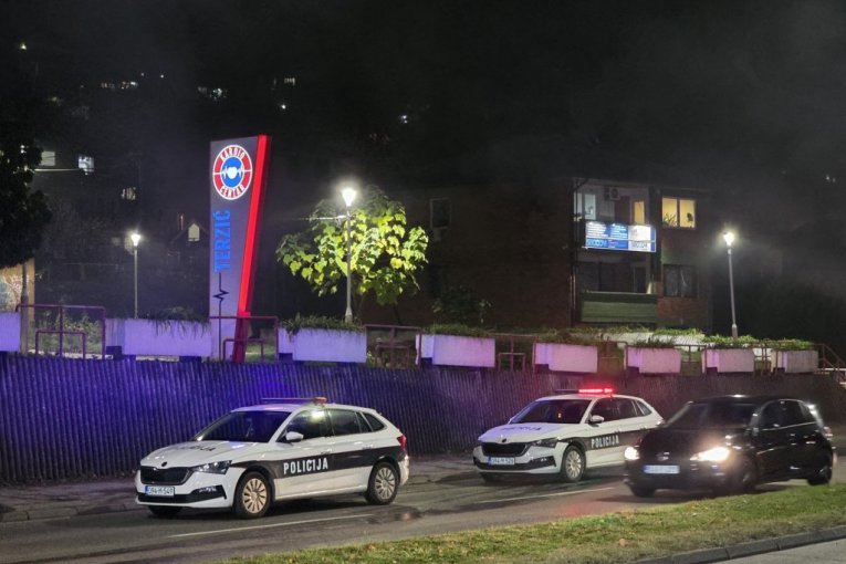 PUCNJAVA U TUZLI, IMA MRTVIH! Policija zatvorila kvart, hitna pomoć na terenu