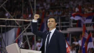 „Samo replika onog što Vučić radi 14 godina“: Gradonačelnik Niša pozivao građane i predvodio autobuski konvoj na predizborni miting SNS u Beogradu