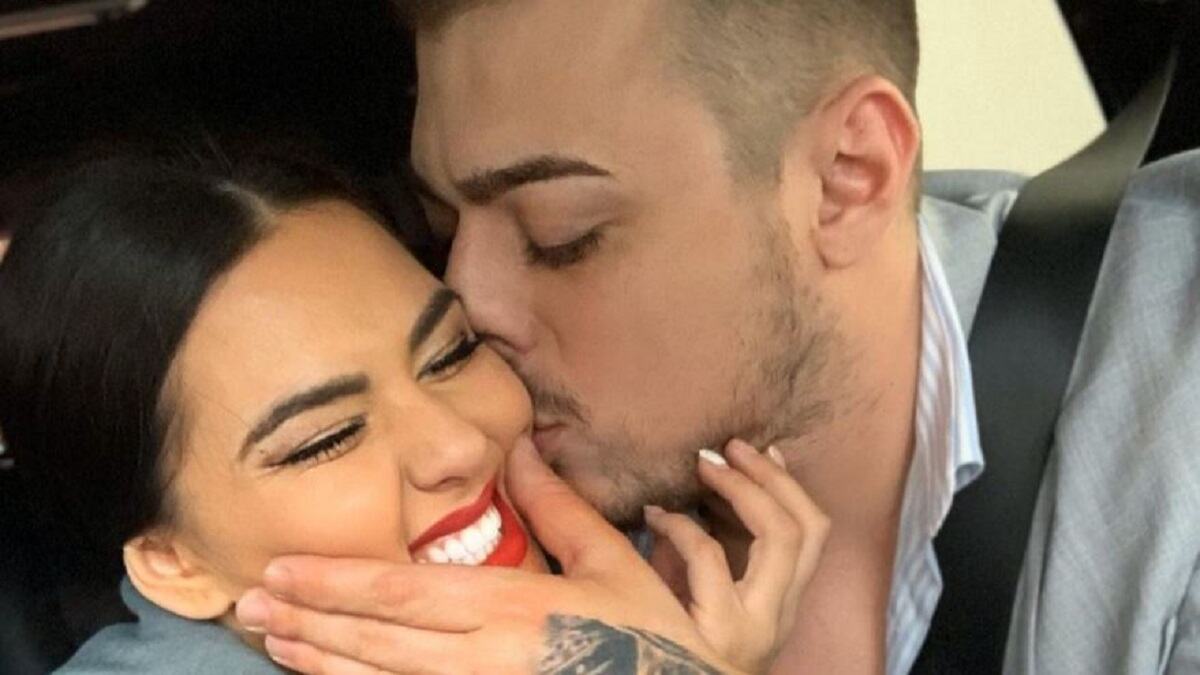 Naš pevač bio je u ljubavi sa koleginom ćerkom koja ga je ostavila i ušla u vezu sa oženjenim bogatašem: On pred oltar odveo misicu pa joj priredio skandal