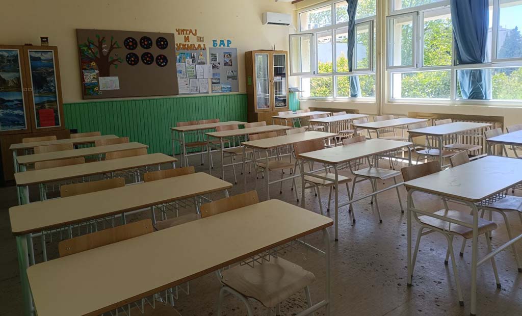 Osnovne škole Blažo Jokov Orlandić i Meksiko dobile novi namještaj za učionice