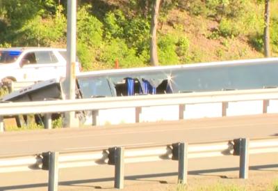 (VIDEO) Strašna nesreća na autoputu: Autobus udario u šest vozila, ima mrtvih i preko 30 povređenih - potresne scene sa lica mesta
