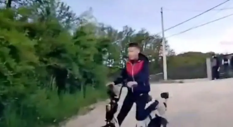 Snimljen dramatičan trenutak u Novom Pazaru: Maloljetnik na trotinetu izletio pred automobil, tragedija izbjegnuta u posljednjoj sekundi