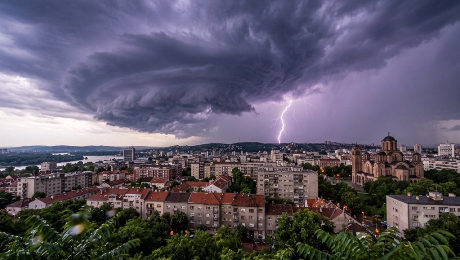SRBIJA VEČERAS NA UDARU PLjUSKOVA SA GRMLjAVINOM Hitno se oglasio RHMZ: Ovi delovi zemlje najugroženiji (FOTO)