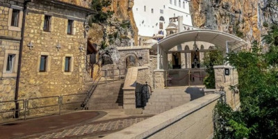 Na Ostrogu postoji "Kapija ljubavi": Zaljubljeni parovi treba da urade jednu stvar tamo