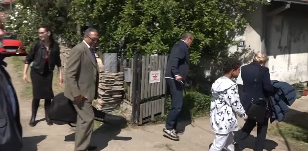 KUBANSKI AMBASADOR 1. MAJ PROSLAVIO U OBRENOVCU: Živko ga dočekao širokim zagrljajem, rakijom i pečenjem, a onda je diplomata uzeo gitaru (FOTO/VIDEO)
