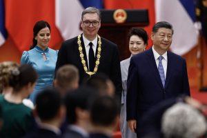 AP: Vučić u Kini produbljuje odnose sa Pekingom dok u Srbiji raste politički pritisak na njega