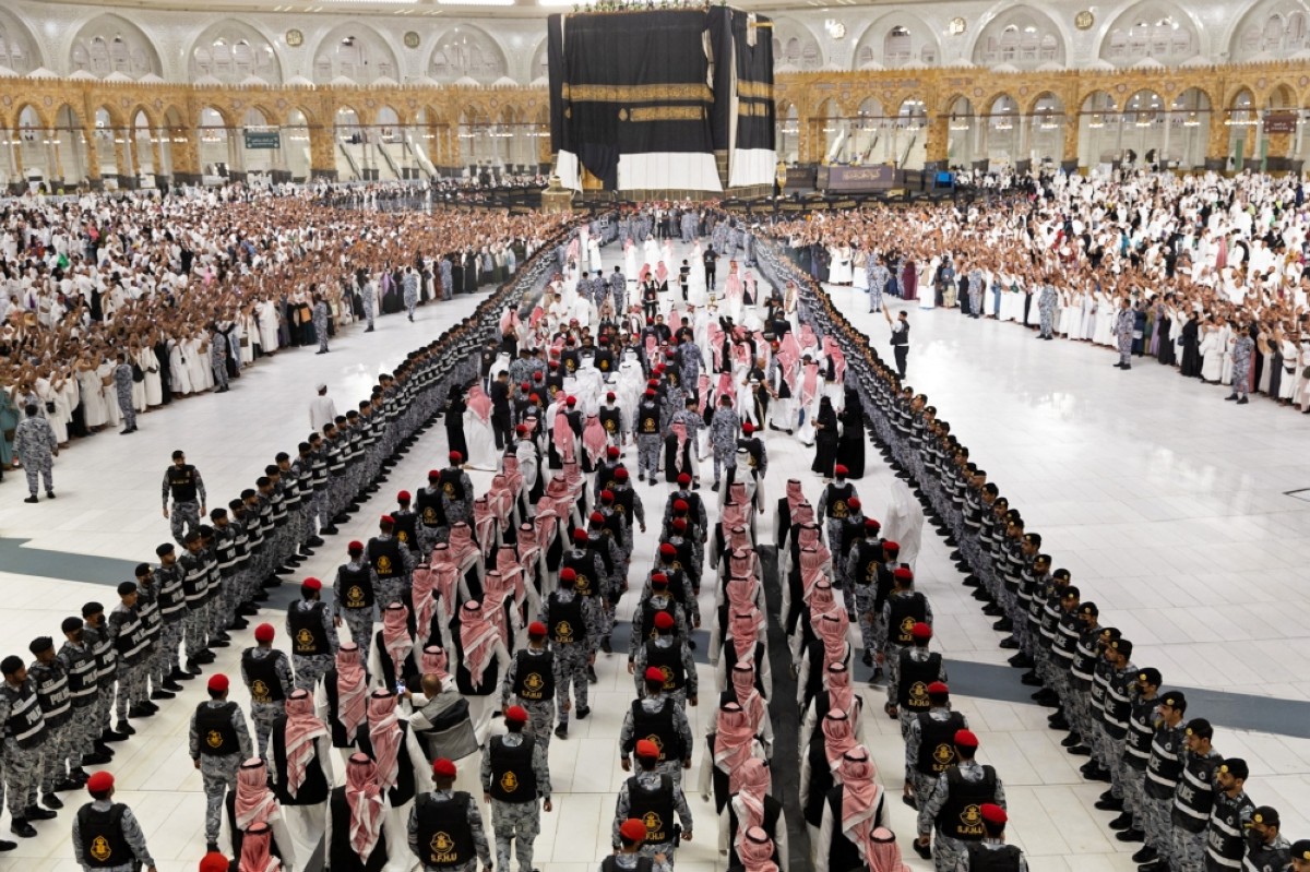 Saudi artisans adorn Kaaba with new kiswa