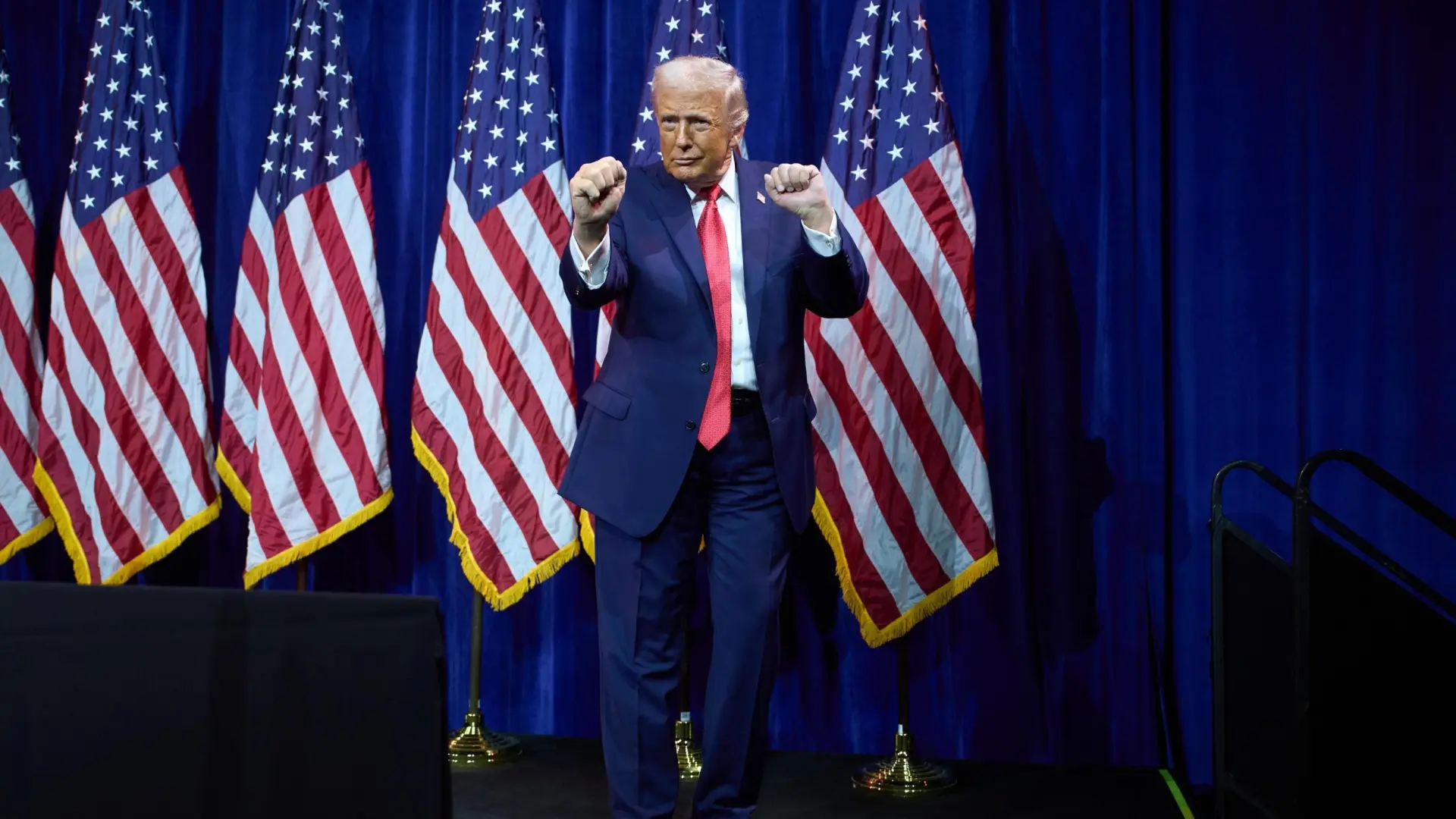  Trump revela que Melania no soporta su típico baile de 'Village People': "Lo odia" 