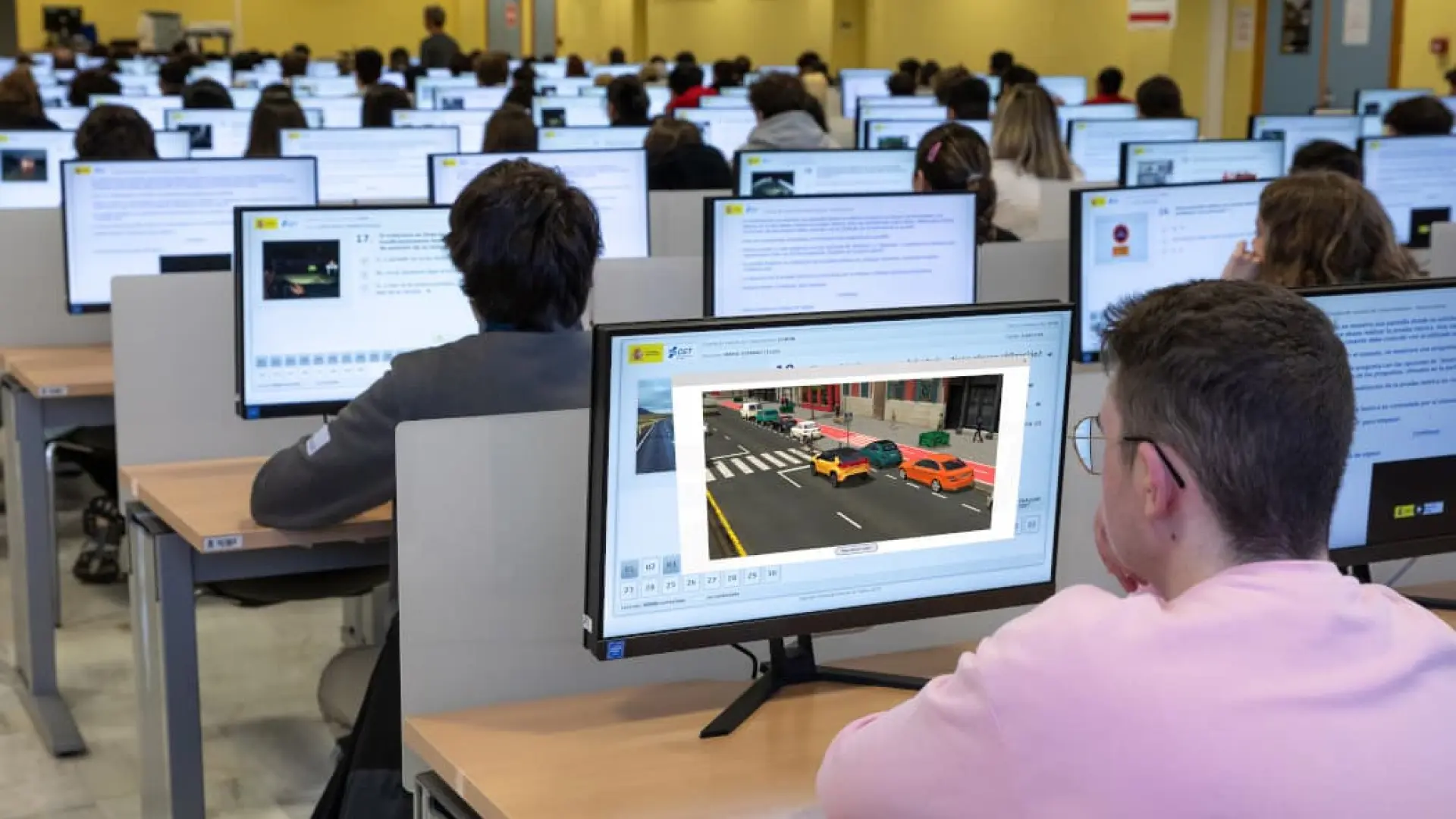  Cárcel por suplantar la identidad en el examen de conducir: el fraude que se está extendiendo en España 