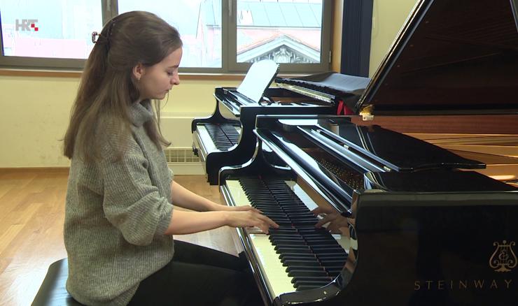 Mali prsti, veliki talent: Put Neže Pogačar do klase Lovre Pogorelića